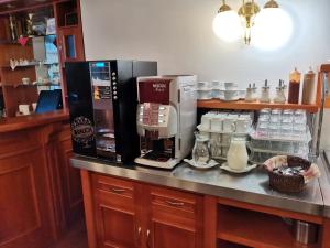 Príslušenstvo na prípravu kávy alebo čaju v ubytovaní HOTEL SVRATKA