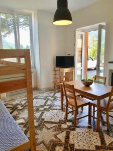 een woonkamer met een houten tafel en stoelen bij Villa Lucia home holiday in Carrodano Inferiore