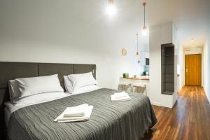 Posteľ alebo postele v izbe v ubytovaní SKY APARTMENTS POZNAŃ