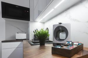 Televízia a/alebo spoločenská miestnosť v ubytovaní SKY APARTMENTS POZNAŃ