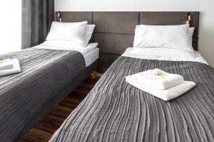 Posteľ alebo postele v izbe v ubytovaní SKY APARTMENTS POZNAŃ