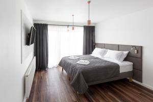Posteľ alebo postele v izbe v ubytovaní SKY APARTMENTS POZNAŃ