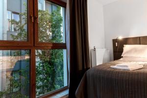 Posteľ alebo postele v izbe v ubytovaní SKY APARTMENTS POZNAŃ