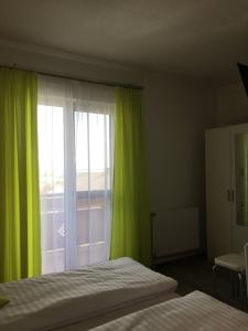Postel nebo postele na pokoji v ubytování Pension Seeblick Latzko