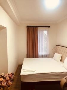 una camera da letto con un letto grande e una finestra di Mini Hotel Sevan a Sevan