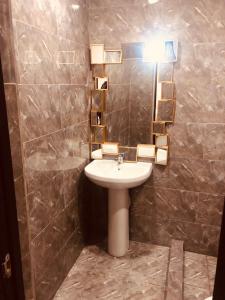 un bagno con lavandino e specchio di Mini Hotel Sevan a Sevan
