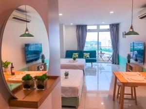 twee met uitzicht op een woonkamer en een eetkamer bij KSL City Mall 4-6pax Netflix-SmartTV 65inch in Johor Bahru