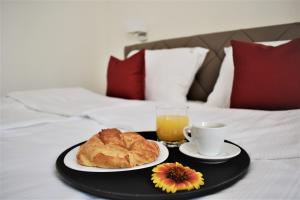 Un pat sau paturi într-o cameră la Hotel Slavija Banja Luka