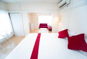 Uma cama ou camas num quarto em Yokkaichi Nishishinchi Hotel