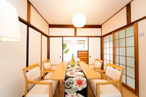 Uma área de estar em Yokkaichi Nishishinchi Hotel