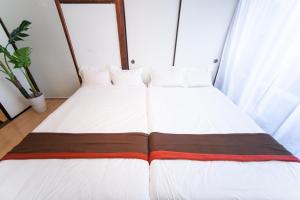 Uma cama ou camas num quarto em Yokkaichi Nishishinchi Hotel