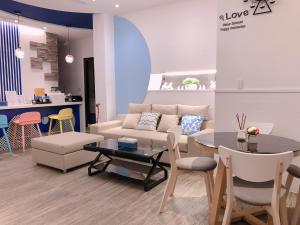 A seating area at 陽光空氣水海景電梯民宿 Sunshine Air Water Sea View Homestay