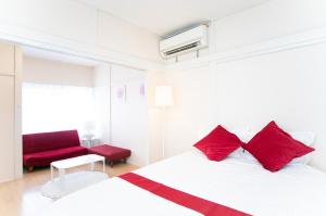 Uma cama ou camas num quarto em Yokkaichi Nishishinchi Hotel