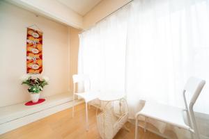 Uma área de estar em Yokkaichi Nishishinchi Hotel