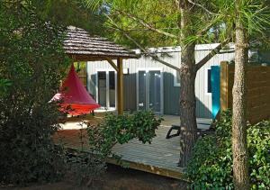 Camping San Damiano外面的花园