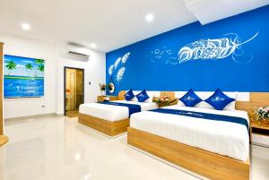 Giường trong phòng chung tại La Vita Hotel