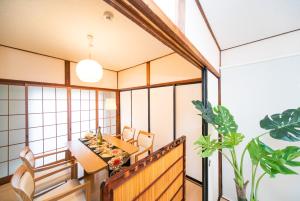 Uma área de estar em Yokkaichi Nishishinchi Hotel