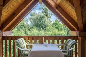 une table et des chaises sur le pont d'une cabine dans l'établissement Ferienwohnung Konrad Schielin, à Lindau