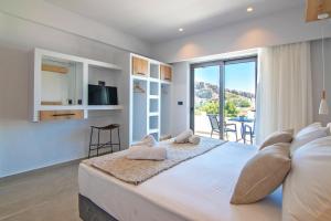 ein Schlafzimmer mit großem Bett und Balkon in der Unterkunft Petasos in Plakias + 47 Fotos