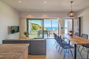 eine Küche und ein Esszimmer mit Tisch und Stühlen in der Unterkunft Petasos in Plakias