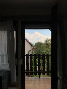 Drzwi otwarte na balkon z widokiem w obiekcie WhiteHouse Alsoors w Alsóörs