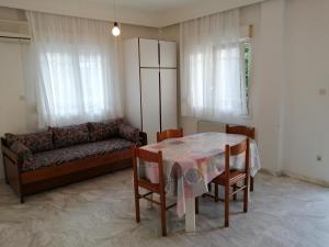 - un salon avec une table et un canapé dans l'établissement Villa Alexandra Ierissos, à Ierissos