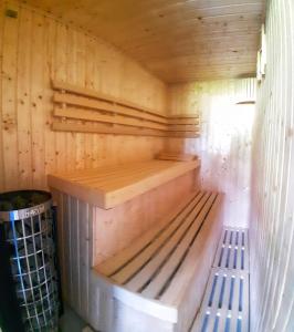 een sauna met een bank en een vuilnisbak bij Złoty Widok Ski & Spa in Szczyrk
