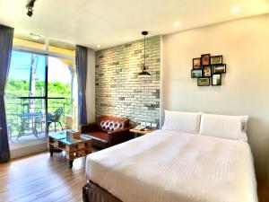 una camera da letto con un letto, una sedia e una finestra di Martin Wales Inn a Kenting