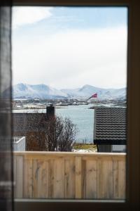 einen Blick auf einen Wasserkörper aus einem Fenster in der Unterkunft Apt 202 - Andenes Whale Safari Apartments in Andenes