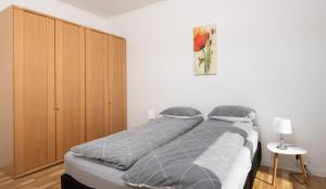 1 dormitorio con 1 cama y armario de madera en Apt 202 - Andenes Whale Safari Apartments en Andenes