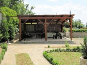 einen Pavillon mit einem Tisch und Stühlen im Garten in der Unterkunft Mia 5 in Crikvenica