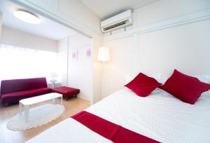 Uma cama ou camas num quarto em Yokkaichi Nishishinchi Hotel