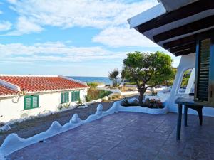 a house with a view of the ocean at La Perla De la Ostra in Platja de l’Almadrava