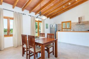 A kitchen or kitchenette at Can Miquel