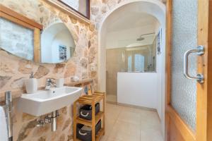 A bathroom at Can Miquel