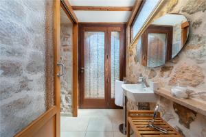 A bathroom at Can Miquel Még 37 kép
