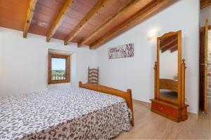 A bed or beds in a room at Can Miquel