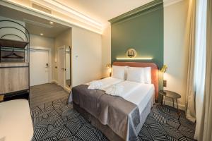 Кровать или кровати в номере Wellton Riverside SPA Hotel