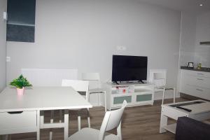 A television and/or entertainment centre at APARTAMENTOS GyC VIVIENDAS GOLD