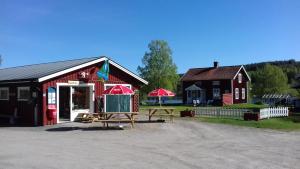 czerwona stodoła ze stołem piknikowym przed nią w obiekcie stuga Björn w mieście Vigge