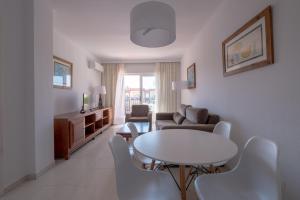 A seating area at Aparthotel las Dunas