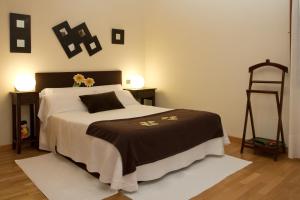 
A bed or beds in a room at La Casa Azul de Villaconejo
