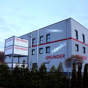 um edifício com placas na lateral em Grunder Gästehaus em Limbach