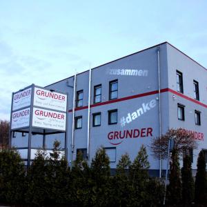 ein Gebäude mit Schildern an der Seite in der Unterkunft Grunder Gästehaus in Limbach