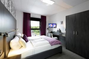 a bedroom with a bed and a desk in it at Grunder Gästehaus in Limbach