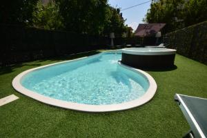 una grande piscina sul prato in un cortile di Hotel Como a Rimini