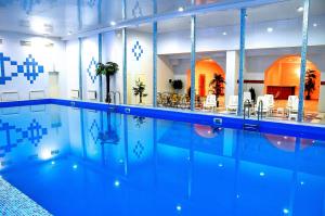 una gran piscina en un edificio en Olimp park-hotel Kolomna, en Kolomna
