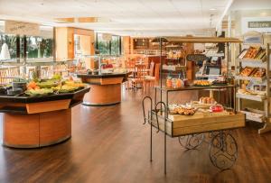 a store with a bunch of food on display at Novotel Porto Gaia in Vila Nova de Gaia