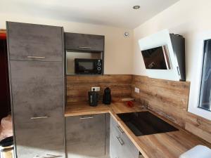 una cucina con lavello e microonde di L'Olympic - T2 - Pied des pistes - 40 m2 - WIFI a Val Thorens