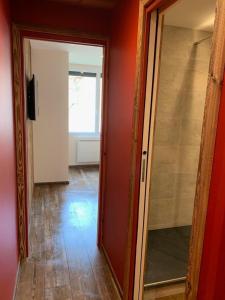 una stanza con pareti rosse e una porta con uno specchio di L'Olympic - T2 - Pied des pistes - 40 m2 - WIFI a Val Thorens